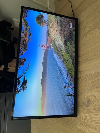 Smart TV TD Systems, con brazo mecánico incluido.