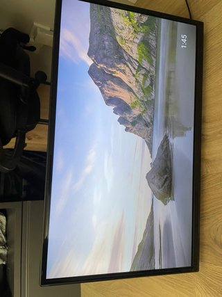 Smart TV TD Systems, con brazo mecánico incluido.