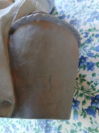 Escultura grande de mujer sentada