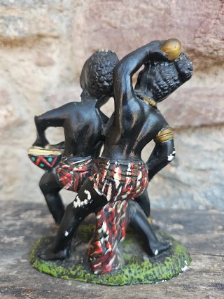 Figura decorativa niños bailando para restaurar