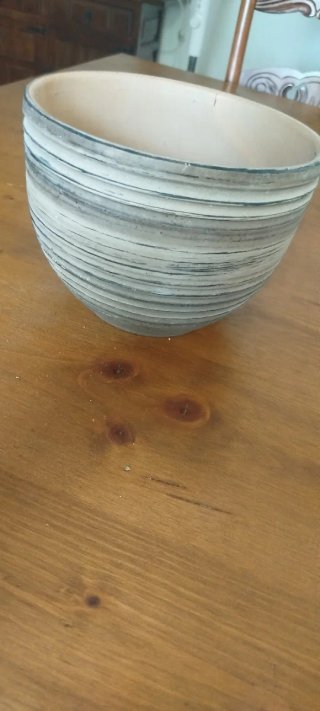 Macetero de cerámica beige y gris