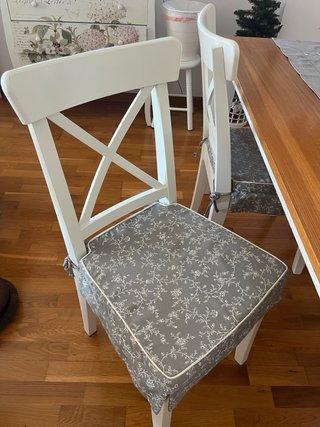 Mesa y cuatro sillas