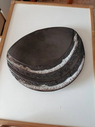 Plato de cerámica decorativo.