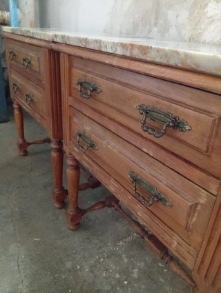 Mesitas de noche de madera y mármol