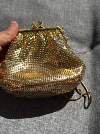 Bolso de mano dorado con pedrería