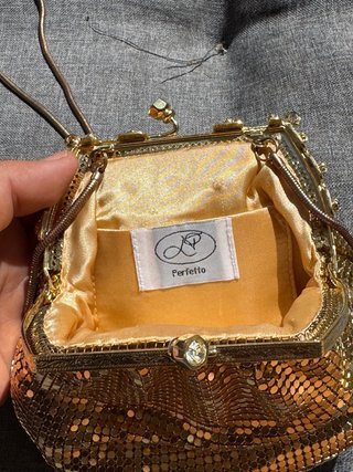 Bolso de mano dorado con pedrería