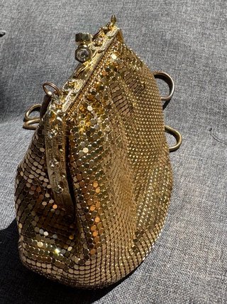 Bolso de mano dorado con pedrería