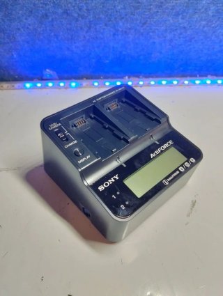 Sony AC-VQV10 Cargador Doble y Adaptador de Corriente para Baterías InfoLITHIUM