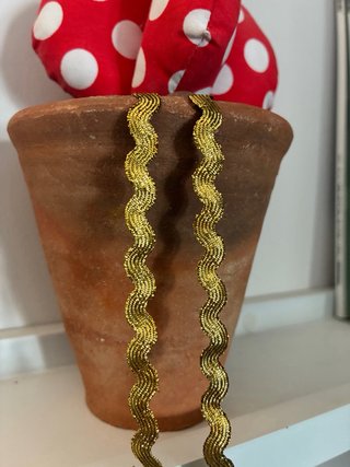 Gargantilla dorada con diseño ondulado