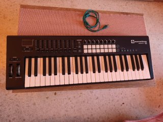 Teclado Controlador Novation Launchkey 49 MK2
