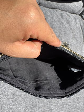 Bolso de mano con flecos y pedrería