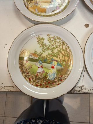 4 Platos de porcelana con borde dorado