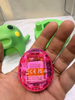 Tamagotchi Uni Morado con Soporte Kuchipatchi
