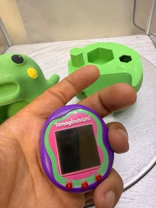 Tamagotchi Uni Morado con Soporte Kuchipatchi
