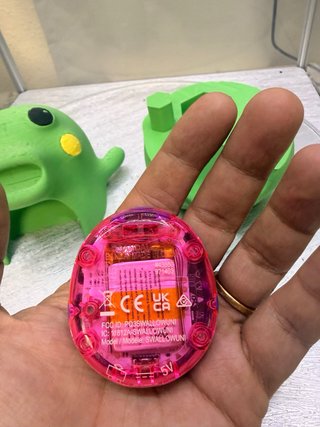 Tamagotchi Uni Morado con Soporte Kuchipatchi
