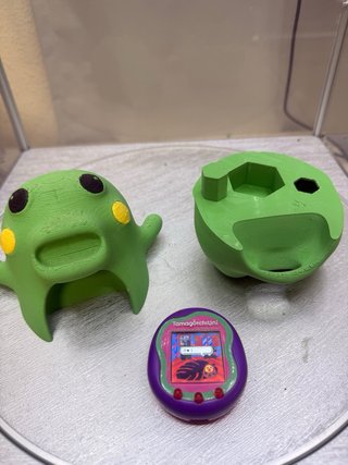 Tamagotchi Uni Morado con Soporte Kuchipatchi