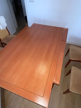 Mesa de comedor de madera