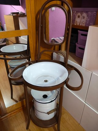 Lavabo antiguo con espejo y cubo
