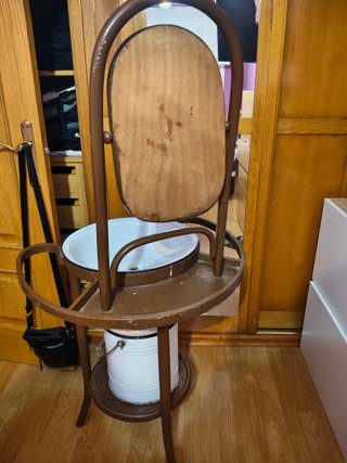 Lavabo antiguo con espejo y cubo