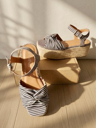Sandalias Boohoo Rayas Azul Marino y Blanco N36
