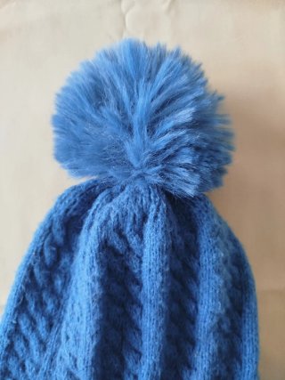 Gorro de lana azul con pompón