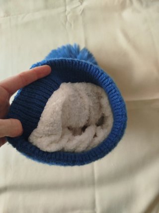 Gorro de lana azul con pompón