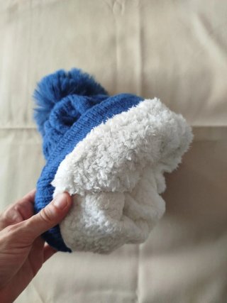 Gorro de lana azul con pompón