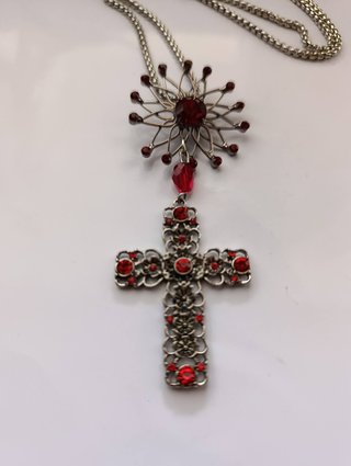 Collana con croce gotica e zirconi rossi