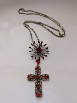 Collana con croce gotica e zirconi rossi
