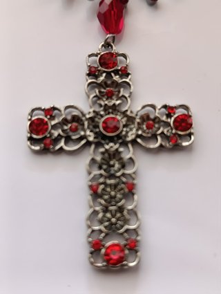 Collana con croce gotica e zirconi rossi