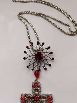 Collana con croce gotica e zirconi rossi