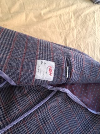 Americana italiana de cuadros gris y morado.