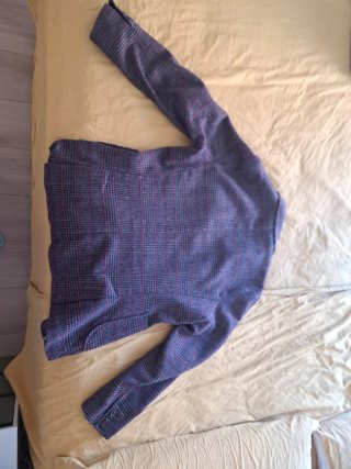 Americana italiana de cuadros gris y morado.