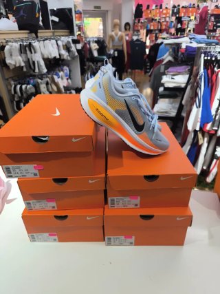 Nike Vomero 18 gris y naranja
