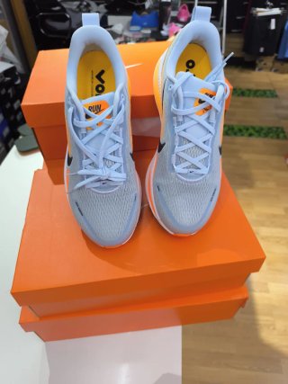 Nike Vomero 18 gris y naranja