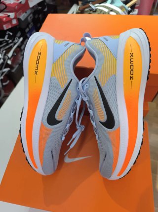 Nike Vomero 18 gris y naranja