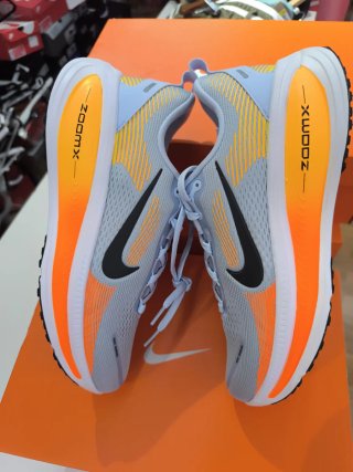 Nike Vomero 18 gris y naranja