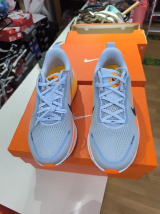 Nike Vomero 18 gris y naranja