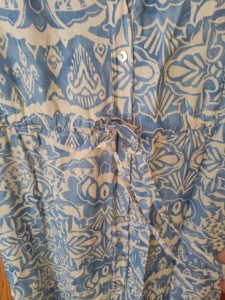 Vestido estampado azul y blanco
