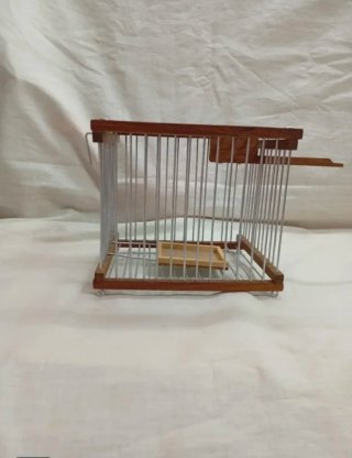 Jaula para pájaros de madera y metal