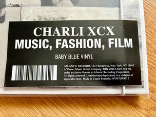 Charli XCX Vinilo Azul Limitado + Tarjeta Firmada