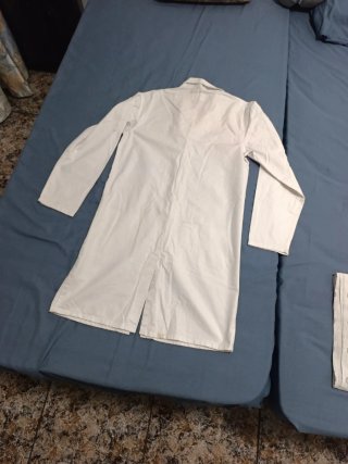 Bata de laboratorio blanca, talla S.