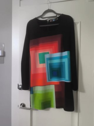 Vestido negro con estampado geométrico