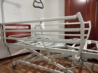 Cama articulada hospitalaria con trapecio