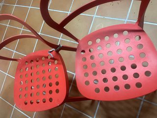 Sillas de hierro rojas