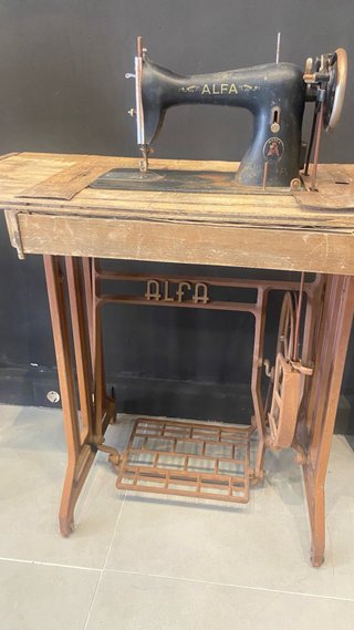 Máquina de coser ALFA antigua