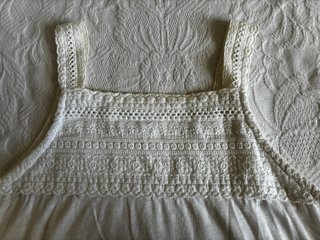 Camiseta tirantes blanca con detalles de crochet