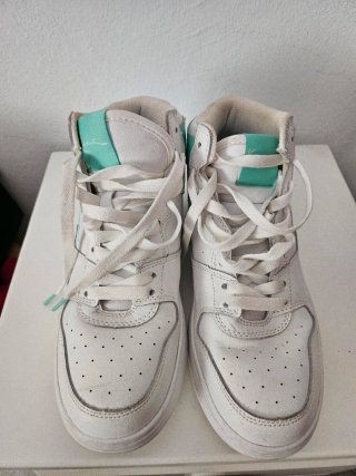 Zapatillas Karl Kani blancas y turquesa