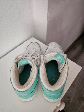 Zapatillas Karl Kani blancas y turquesa