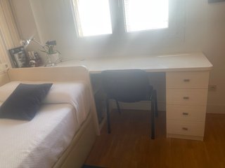 Escritorio juvenil blanco con cajones de madera